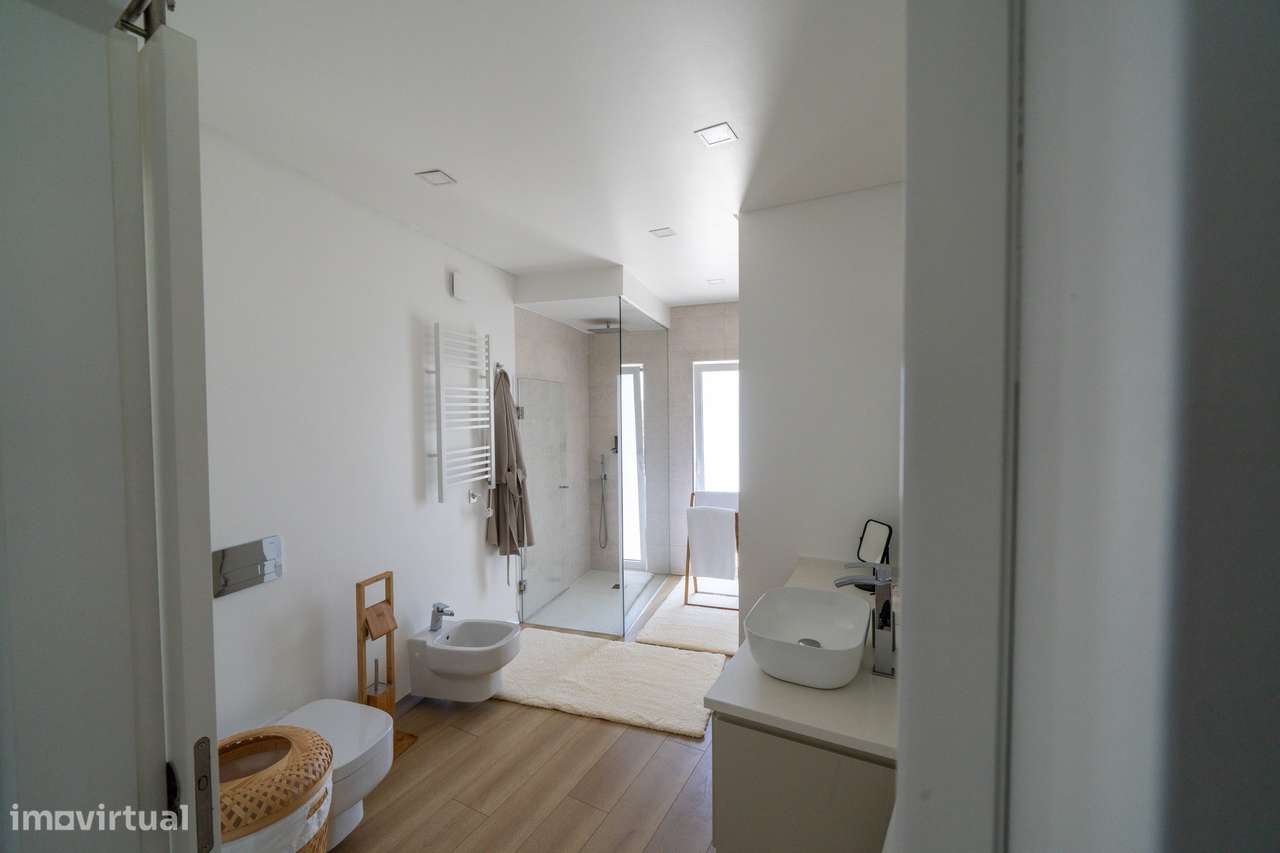 Moradia independente à venda na Estrada Velha da Avessada, 2665-11