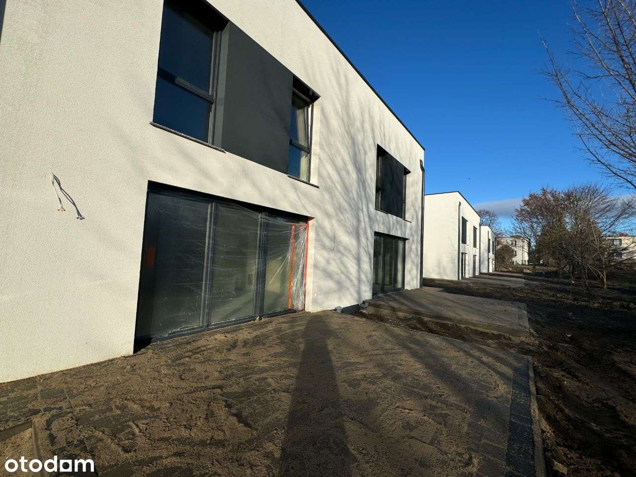 Nowoczesny dom z ogrodem w otoczeniu zieleni-15