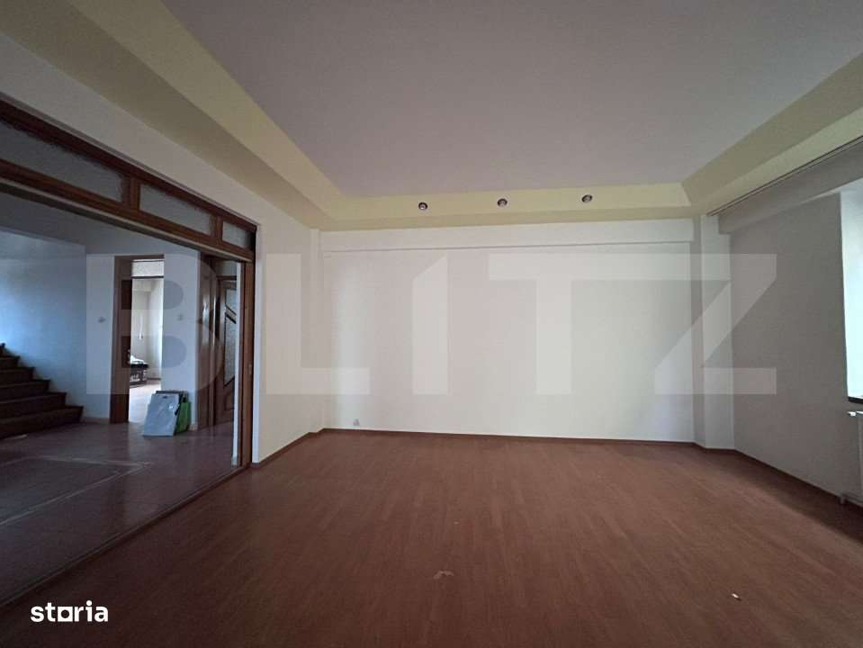 Casa cu 7 camere, 4 bai, 330 mp, 900 mp curte, zona Ford - Imagine principală: 5/13