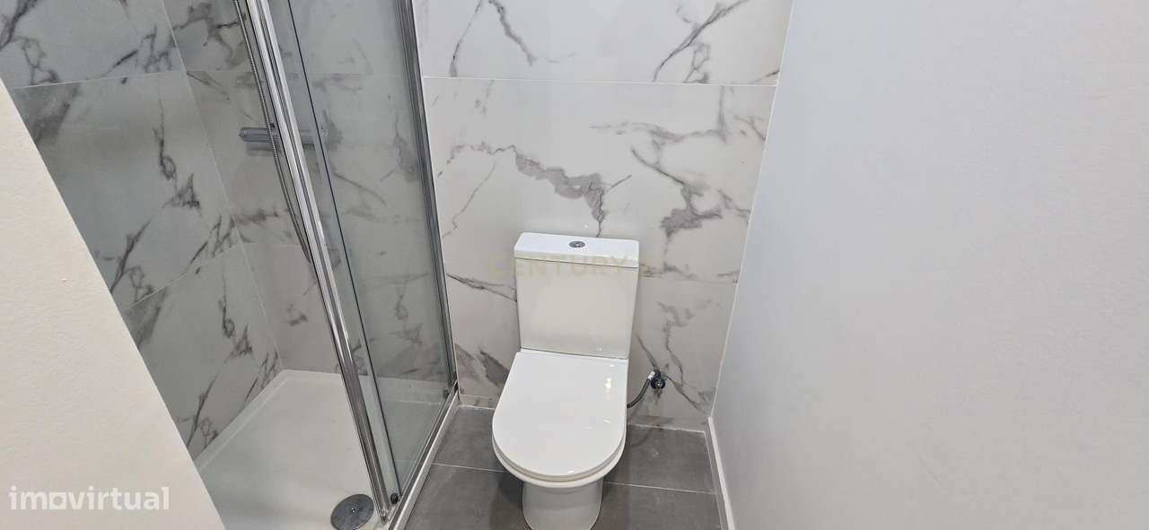 T3 em Almada com logradouro/ Excelente Localização-7