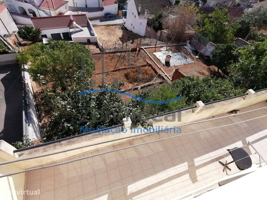 Moradia com dois pisos e logradouro, localizada em Alenquer-33