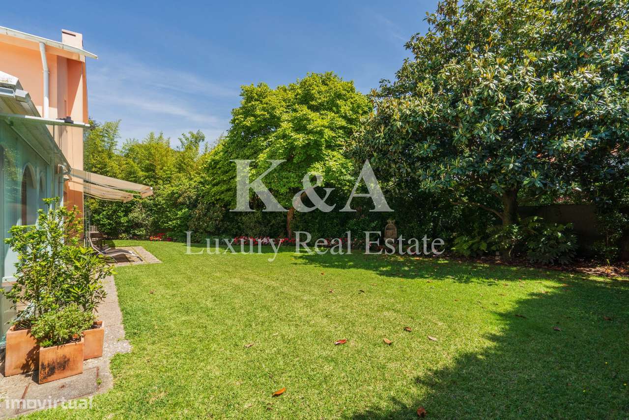 Luxuosa Moradia T5+2, em excelente estado de conservação - Grande imagem: 2/25