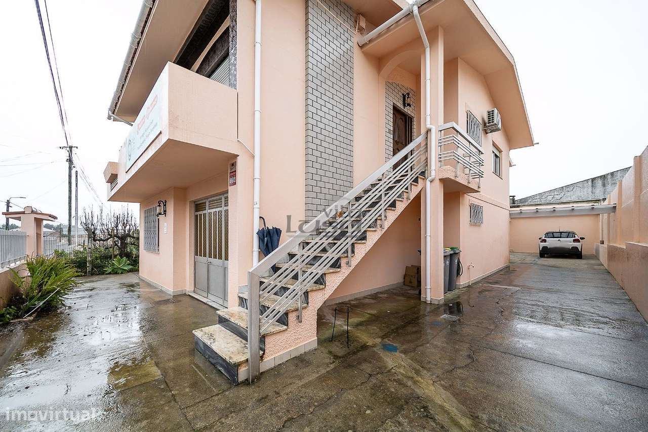 Moradia de 4 frentes inserida em amplo terreno de 693 m2 em Arcozelo - Grande imagem: 3/28