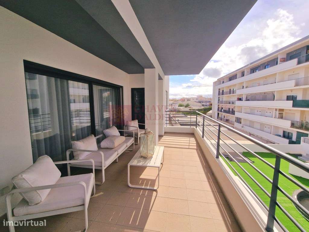 Fantástico apartamento T4 - Condomínio com piscinas e jardins - Grande imagem: 2/35