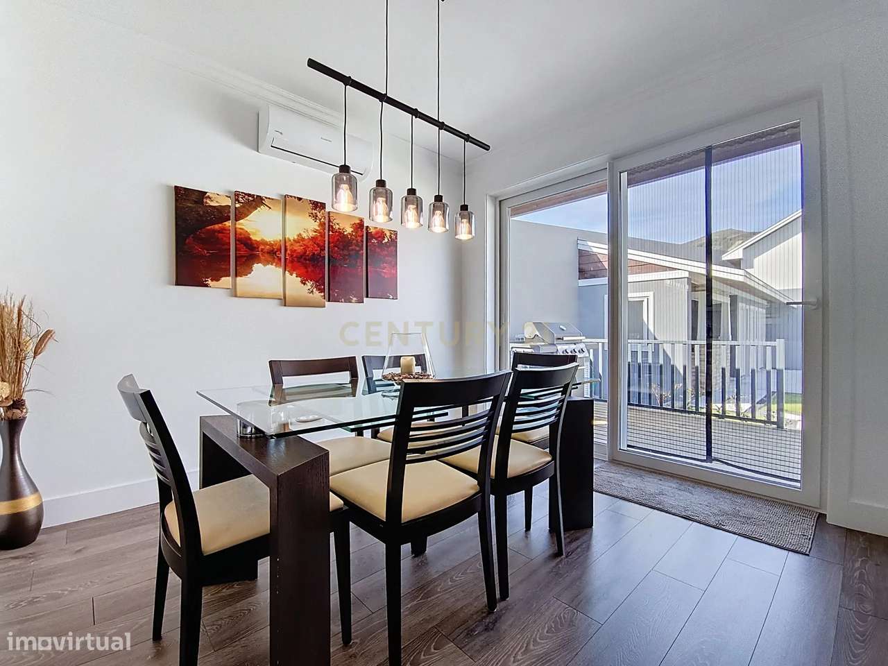 Moradia Moderna com Piscina + Apartamento Independente | Construção 20-15