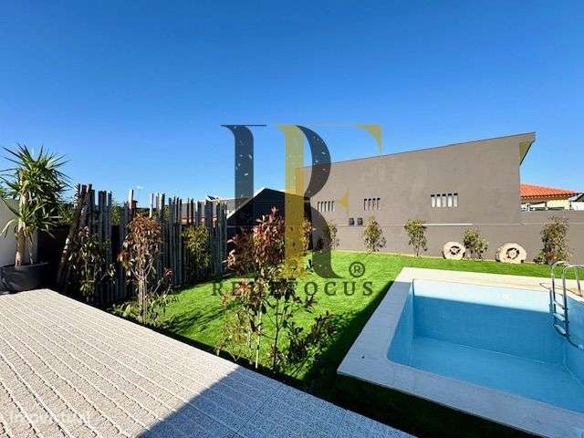 Moradia T4 de Luxo com Piscina e Jardim em Esmoriz-52