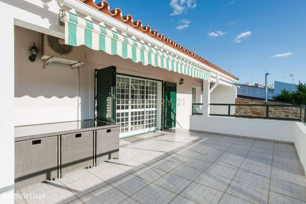 Moradia T3 em Mourão com piscina e vista para o Castelo-7