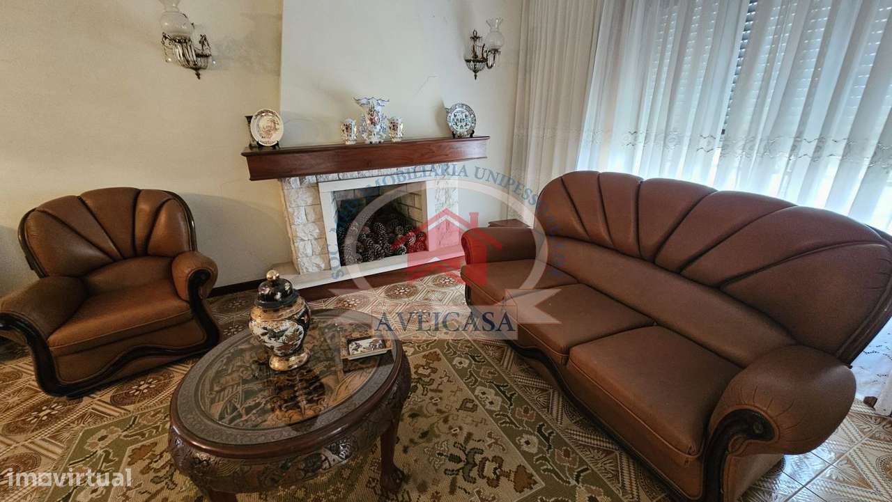 Moradia isolada T5 em bom estado com quintal e garagens-12