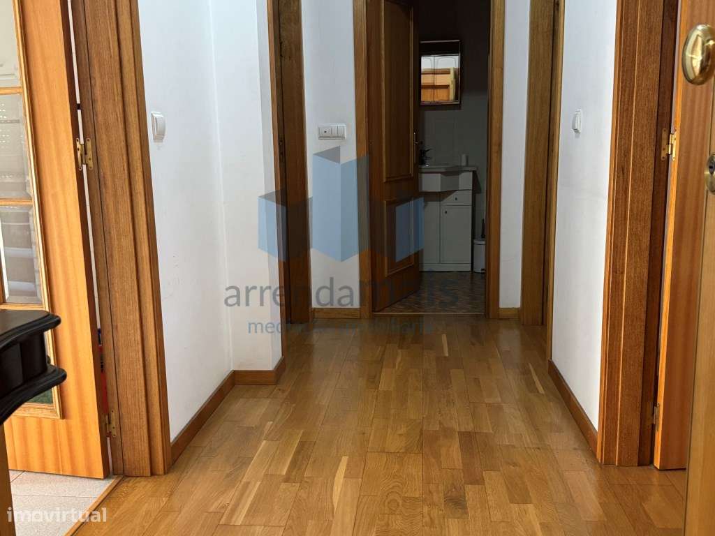 Arrenda-se apartamento T2 mobilado, junto Portugal dos Pequenitos - Grande imagem: 1/15