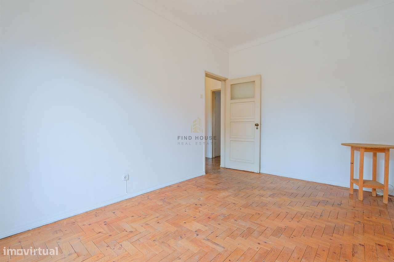 Apartamento T2 para remodelar no centro de Paço de Arcos-4