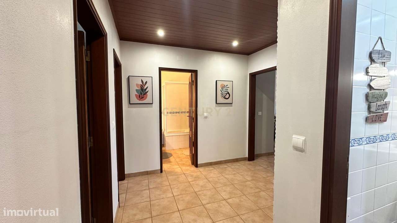 MORADIA  T4 BASTANTE ATRATIVA , ESPAÇOSA E COM MUITA LUZ NATURAL EM A - Grande imagem: 2/24