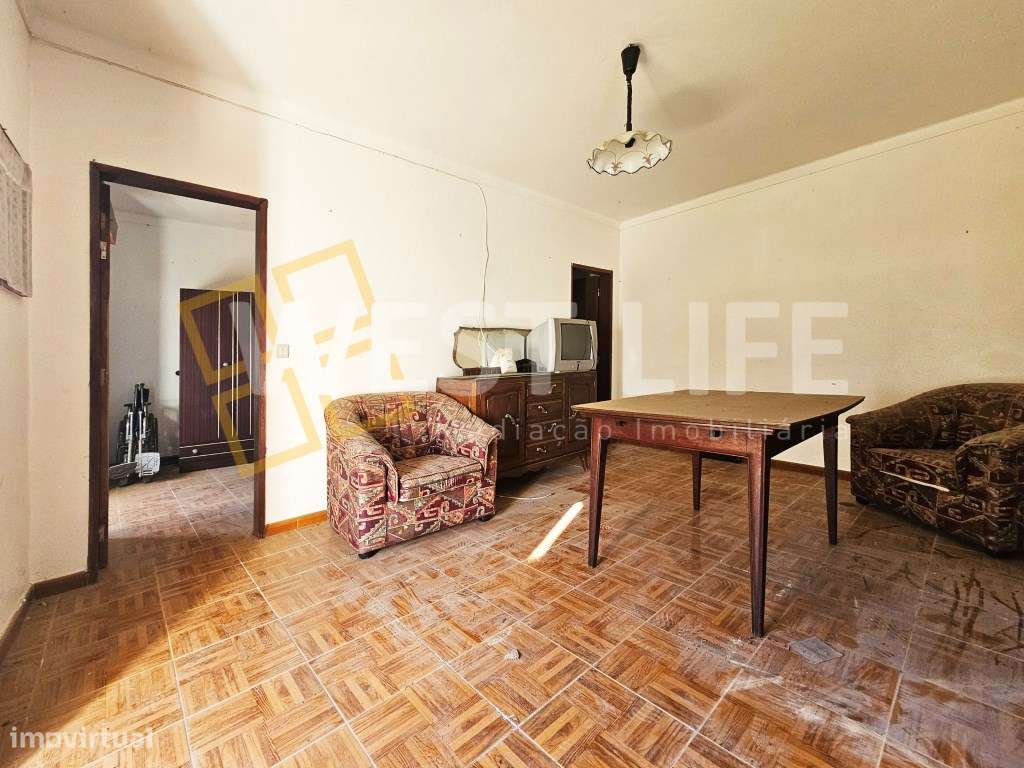 Moradia T2 +2 para reabilitar com excelente exposição solar e local... - Grande imagem: 5/27