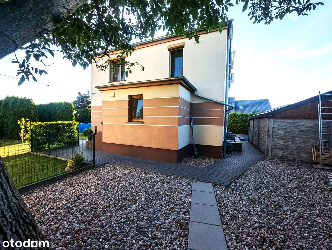 Nowoczesny dom z basenem i garażem w spokojnej okolicy-1