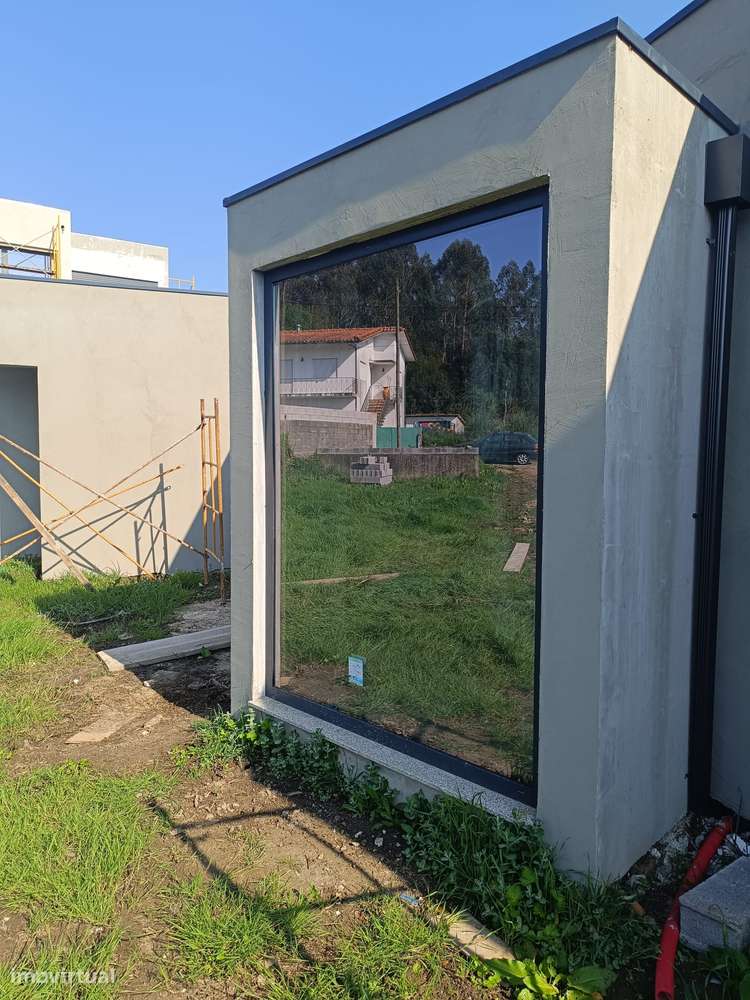 Moradia térrea isolada de 4 frentes em construção-3