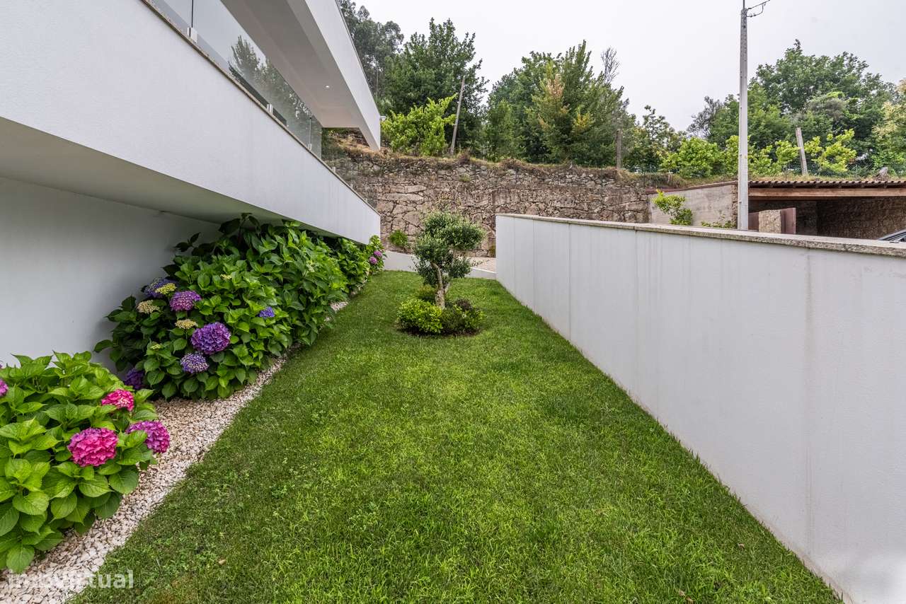 Moradia de Arquitetura Contemporânea com Piscina | Fafe-36