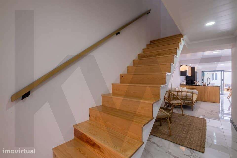 Moradia T5 com Licenciamento de Alojamento Local no Centro de Ponta De-11