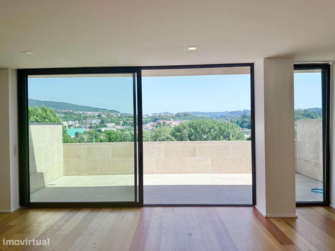 Penthouse T2 Nova com Terraço e Vista Panorâmica Desafogada-3
