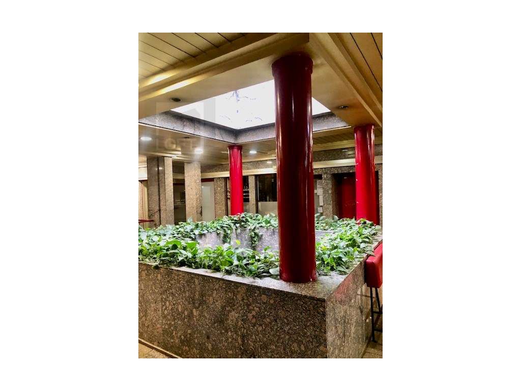 Loja em Gaveto no Centro da Cidade de Guimarães Para Investimento - Grande imagem: 4/4