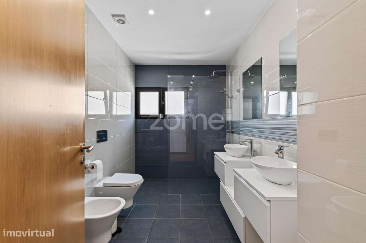 Fantástica Moradia T4 | Áreas generosas | Jardim e Terraço-26