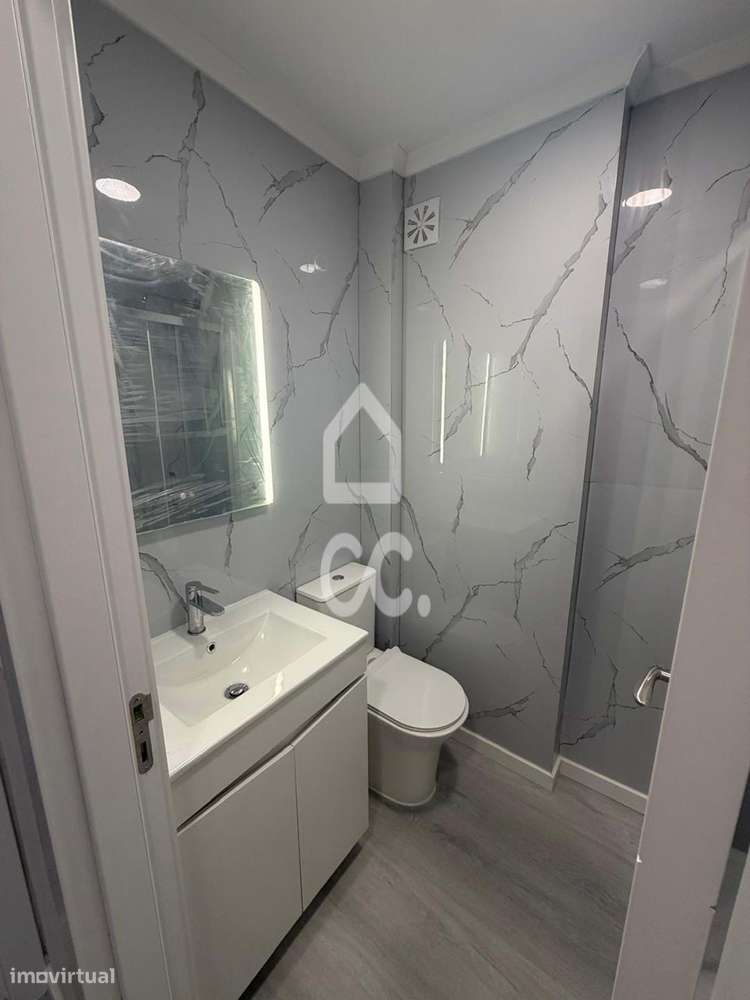 Apartamento T2  totalmente renovado em Benfica-3