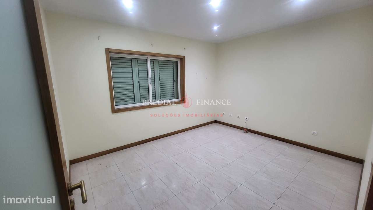 Moradia T4 com Jardim, Terraço, Garagem Dupla e Área de Barbecue — Exc-13