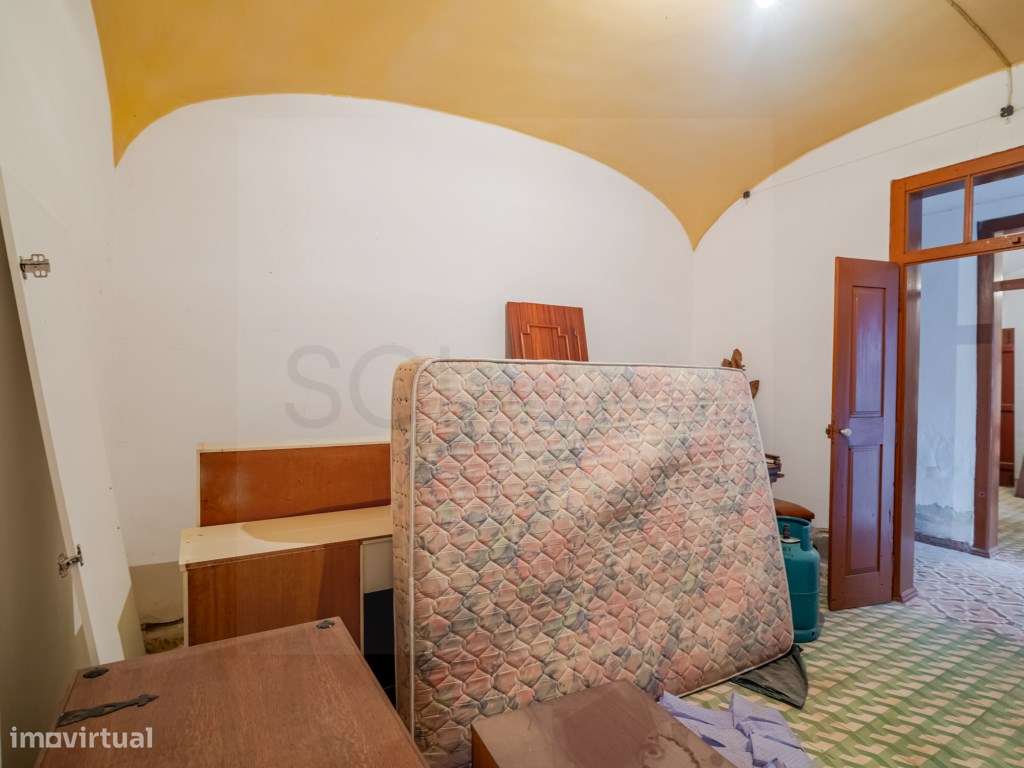 Moradia com oito quartos, bem localizada uma excelente oportunidade... - Grande imagem: 5/42