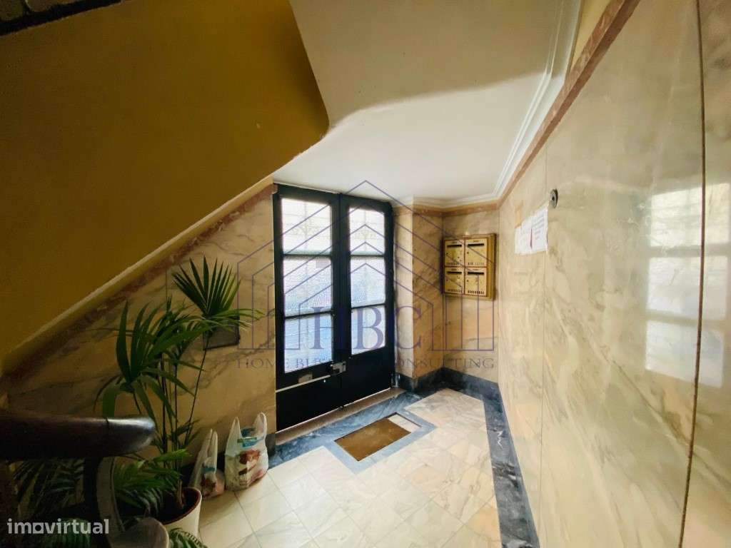 Apartamento T2 Transformado num Excelente T1 Remodelado com Vista R...-24