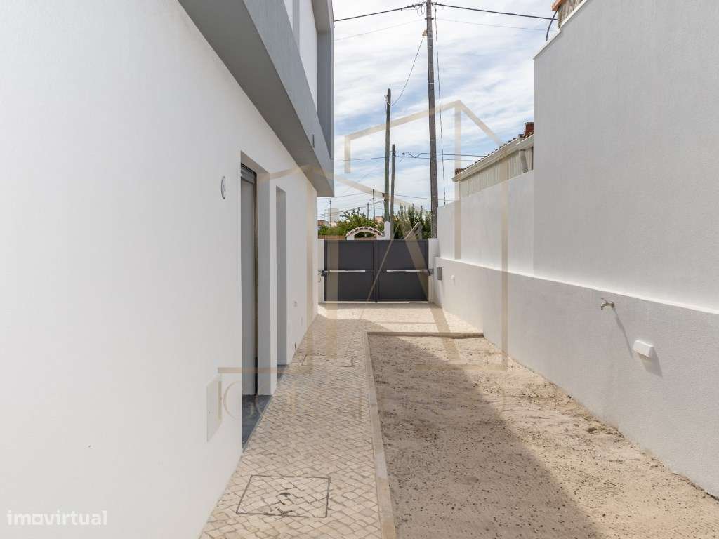 Moradia Geminada T3 com Suíte e Ótimo Espaço Exterior-42