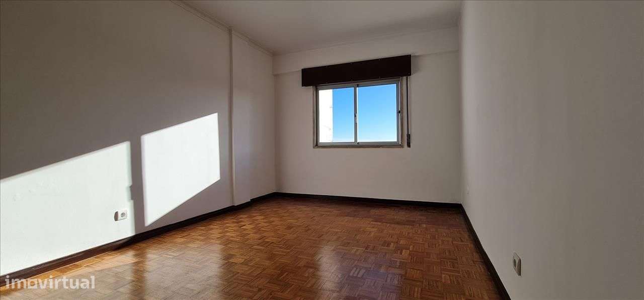 Apartamento T2 com Boa Exposição Solar em Rio de Mouro-7