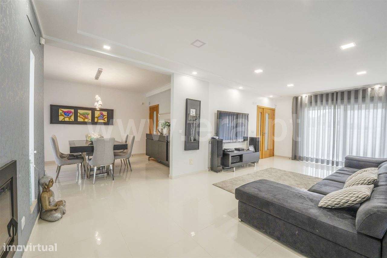 Moradia isolada de gaveto T4; Quinta de Valadares - Grande imagem: 5/29