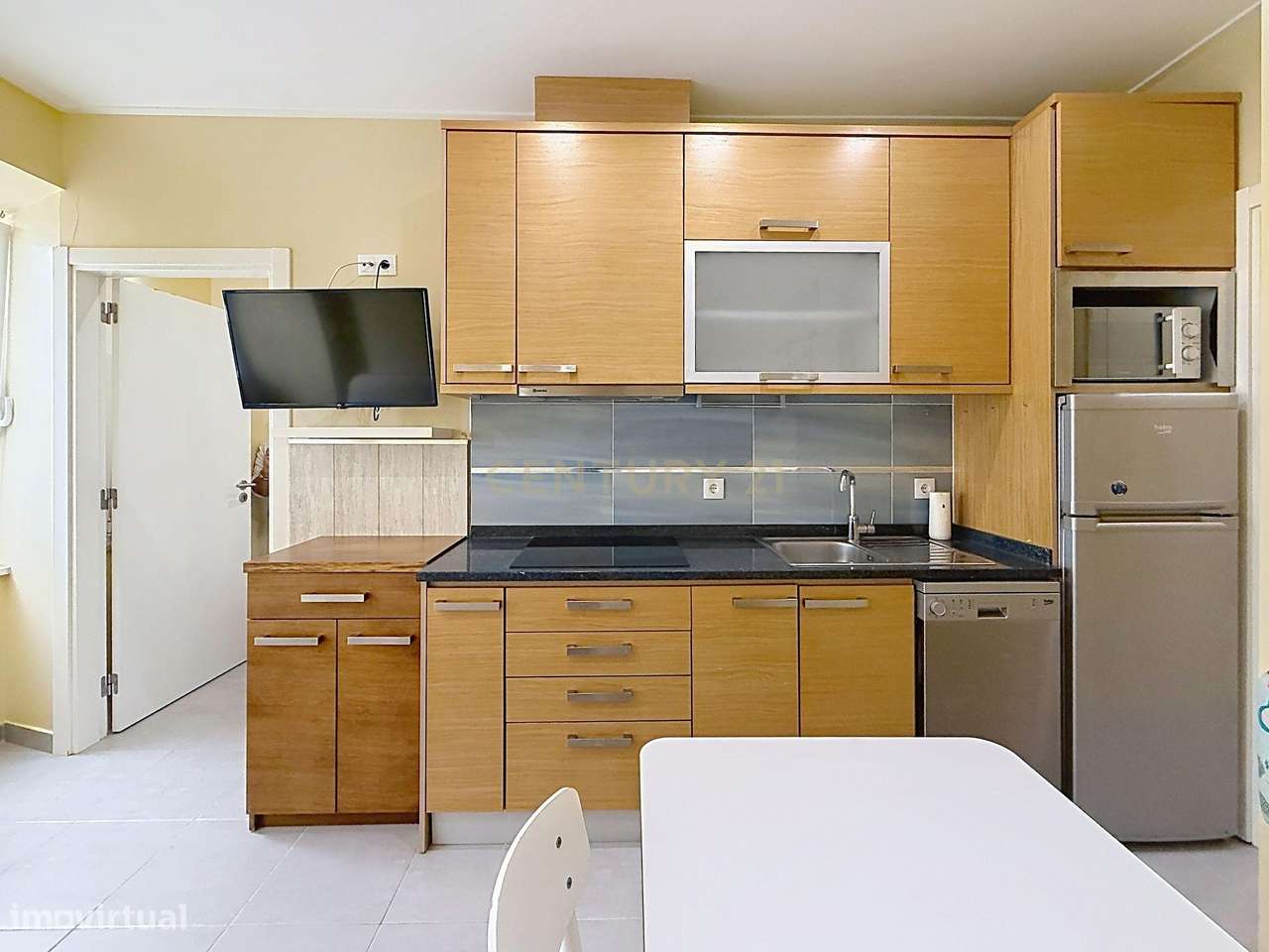 Apartamento T1 no Centro Histórico da Nazaré, a 150 Metros da Praia-2
