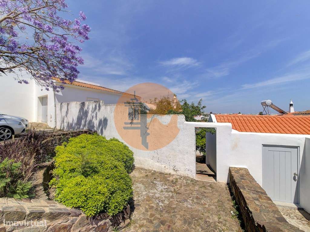 Moradia T3+2 com Jardim, Garagem e Vista Castelo no Centro de Castr...-52