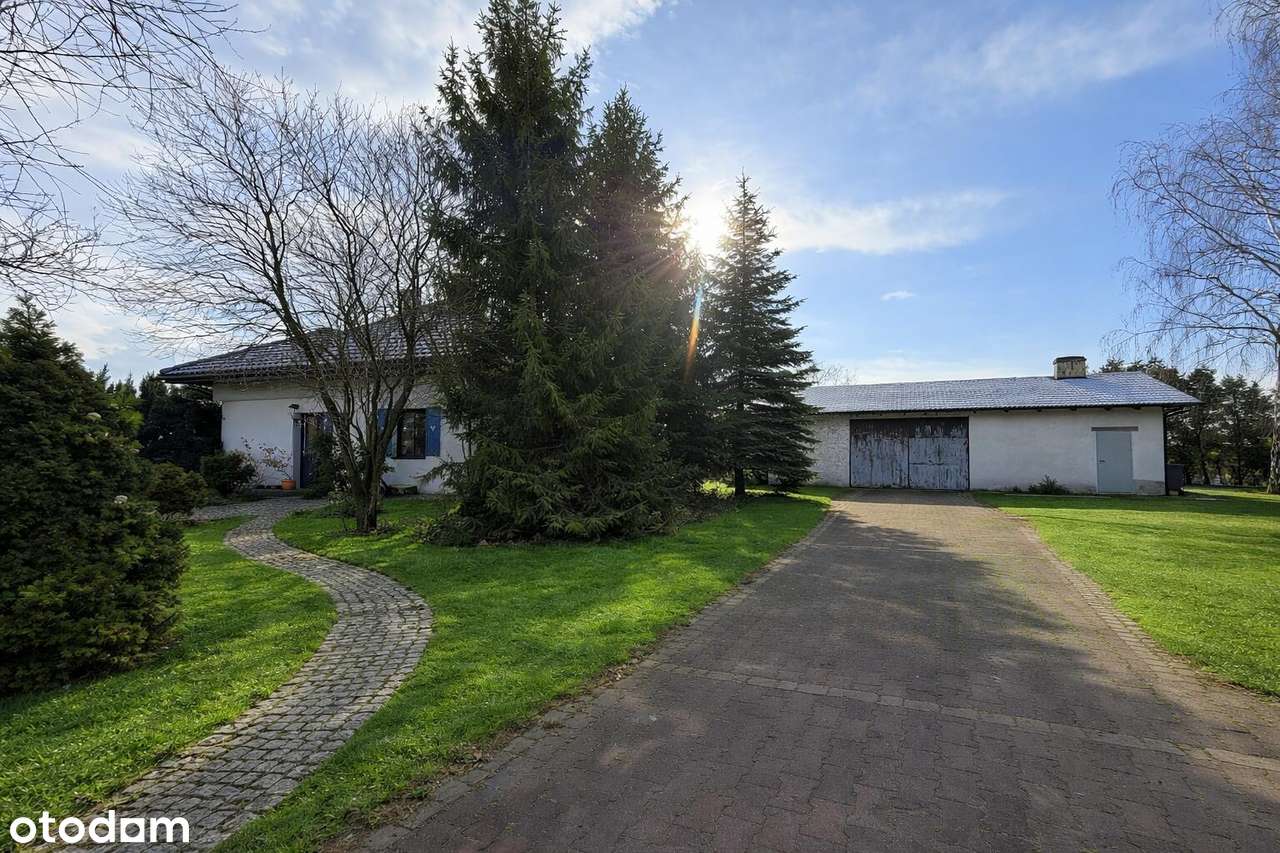 Dom z klimatem na wyjątkowo prywatnej działce z dużym osobnym garażem-0