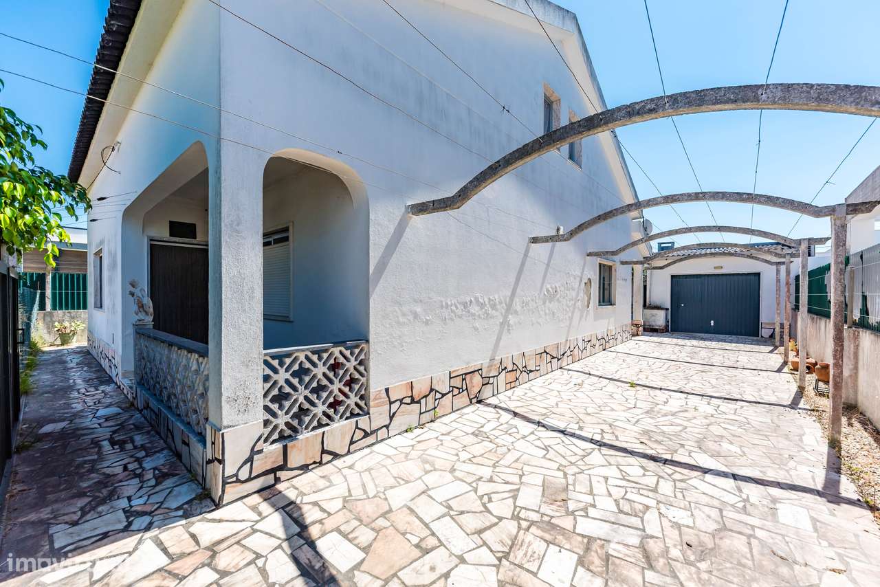 Moradia Isolada de 2 Pisos em Fernão Ferro – Excelente Área Exterior-14