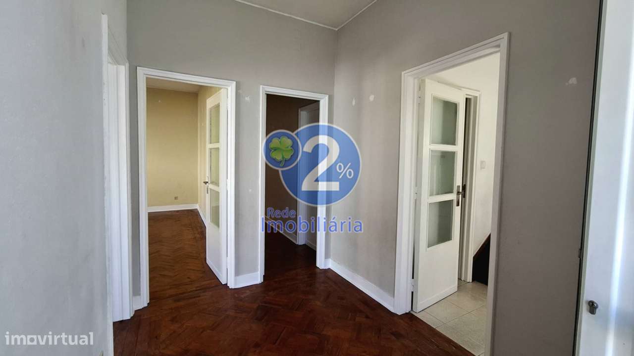Apartamento T5 Duplex com Logradouro - Pousos-12