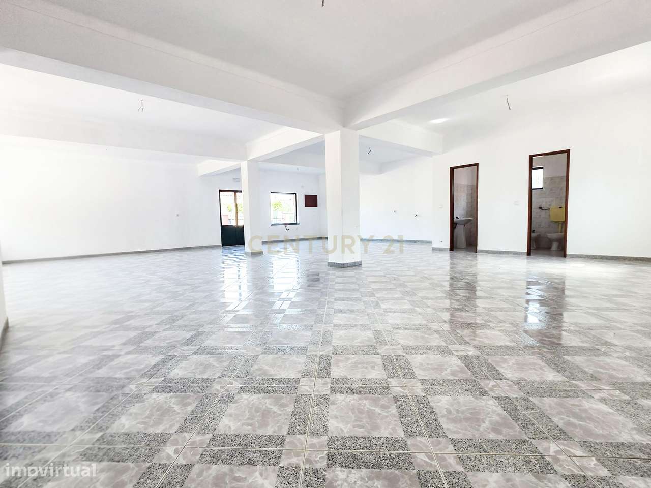 Moradia T3 + Loja em Fernão Ferro, Seixal - Oportunidade Única!-16
