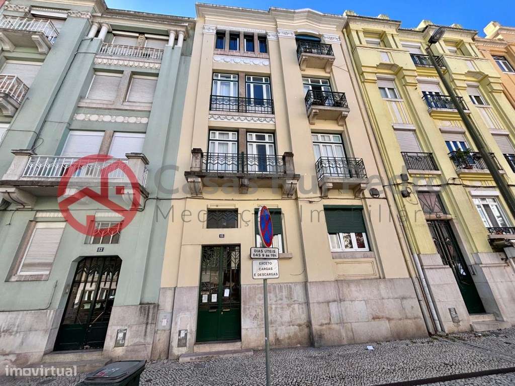 Apartamento Duplex T4 remodelado, perto da Fundação Calouste Gulben... - Grande imagem: 2/37