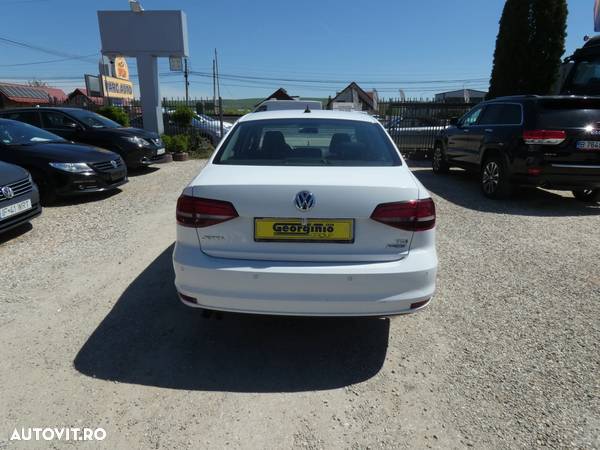 Volkswagen Jetta 2.0 TDI Trendline - 6