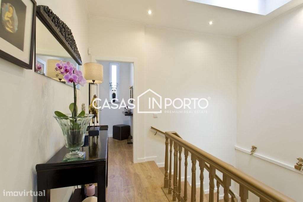 Moradia T4 de Traça Antiga Renovado com Licença AL-12