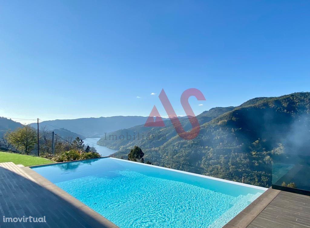 Moradia T4 com piscina infinita e vista Rio no Gerês