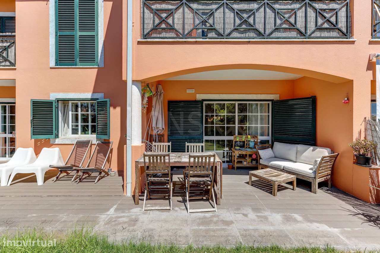 T3 com jardim privado, condomínio com piscina ,2 Estacionamentos + 1 a-23