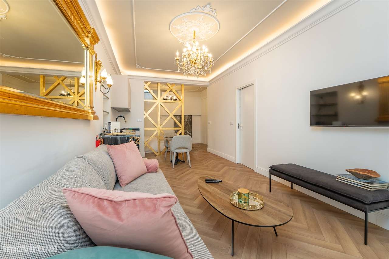 Apartamento T0 Elegante e Totalmente Equipado no Coração da Misericórd - Grande imagem: 4/23