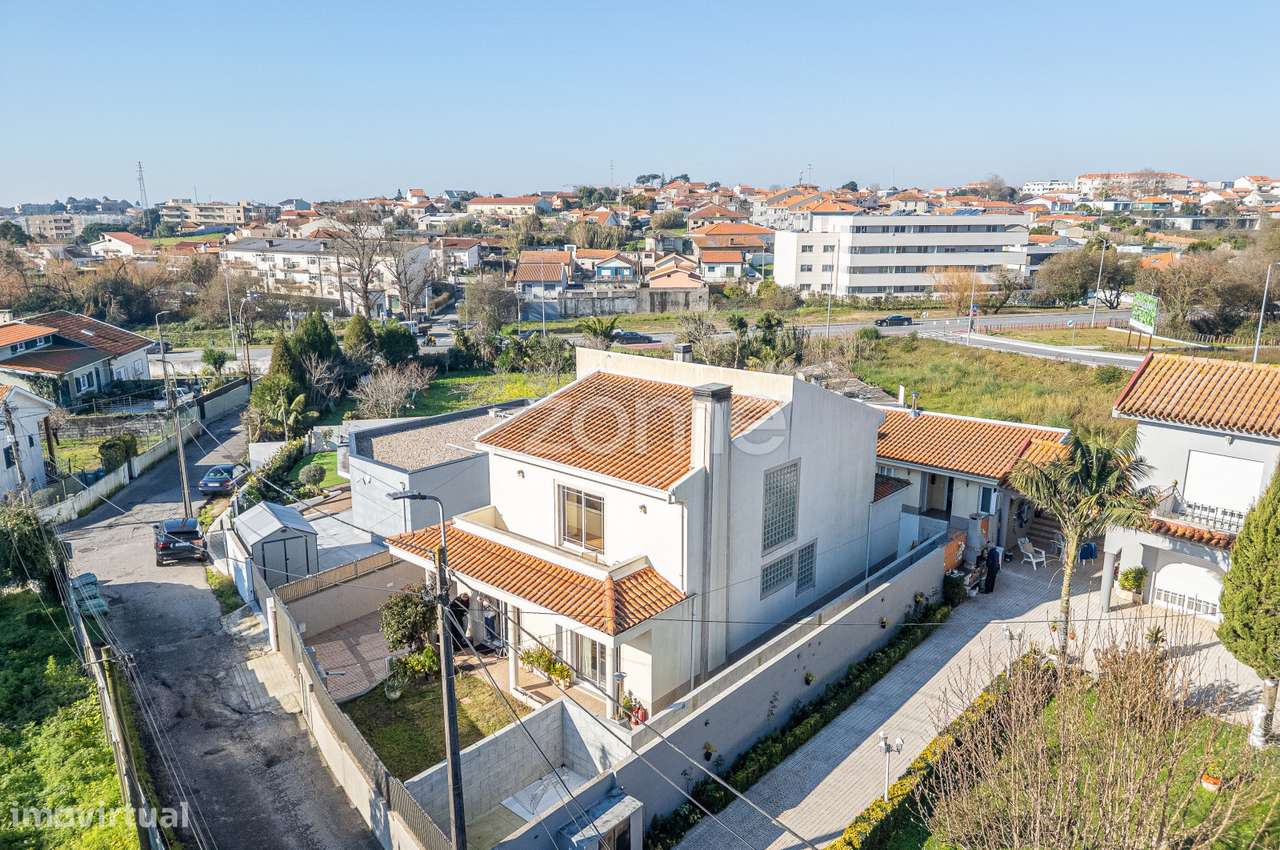 Moradia T4 com 450 m² de terreno próximo à praia de Canidelo - Grande imagem: 4/42