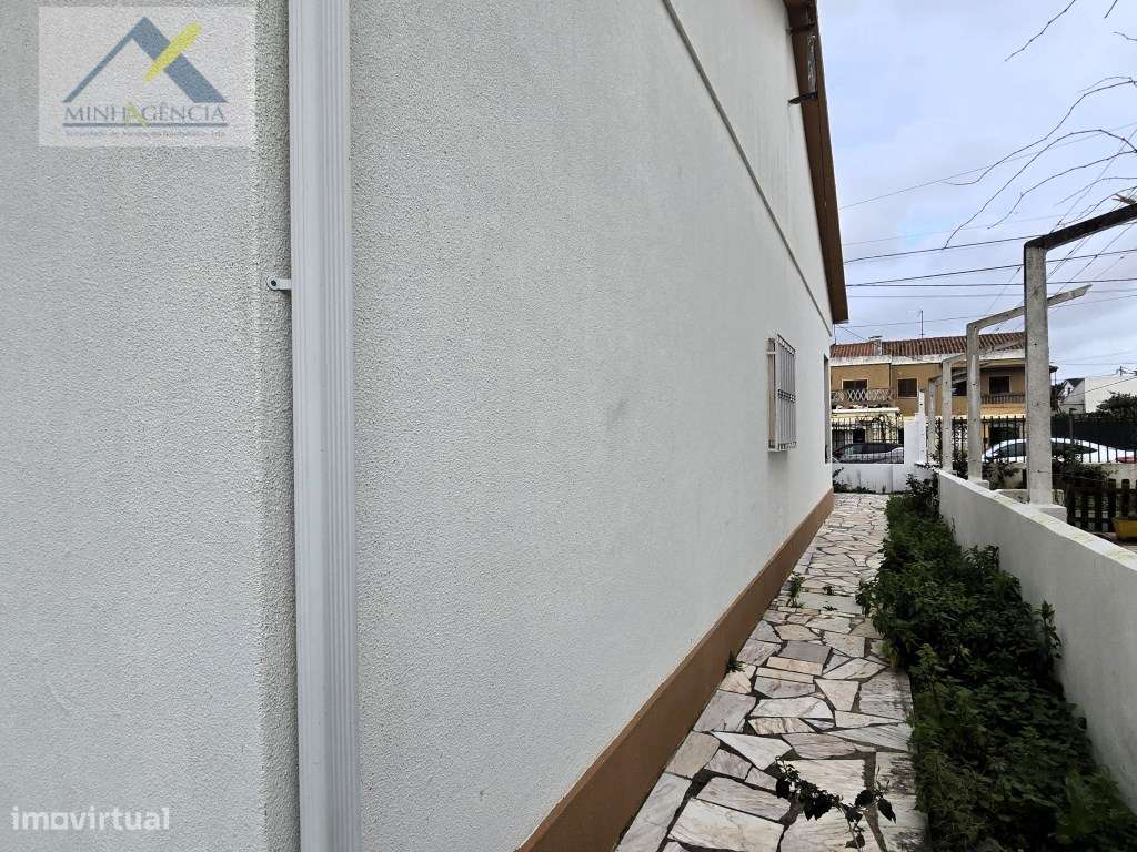 Moradia isolada com garagem na Quinta do Conde-31