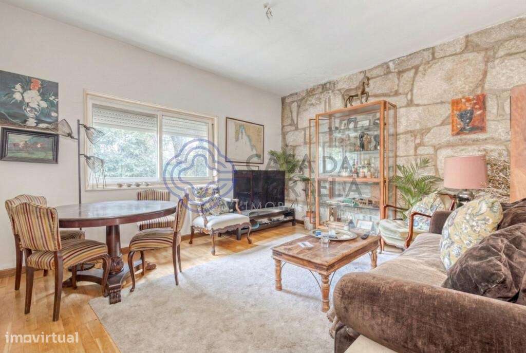 T2, duas frentes, com terraço e varanda, à Praça de Liège - Grande imagem: 2/17