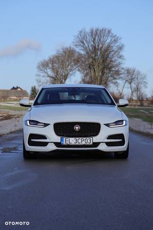 Jaguar XE 2.0 D AWD R-Sport - 2