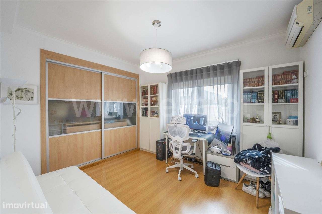 Moradia isolada de gaveto T4; Quinta de Valadares-11