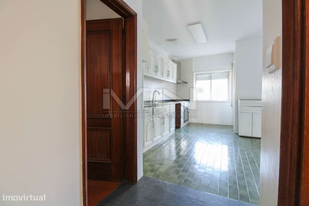 Moradia de 3 Frentes com Vista Panorâmica no Coração de Gondomar-6