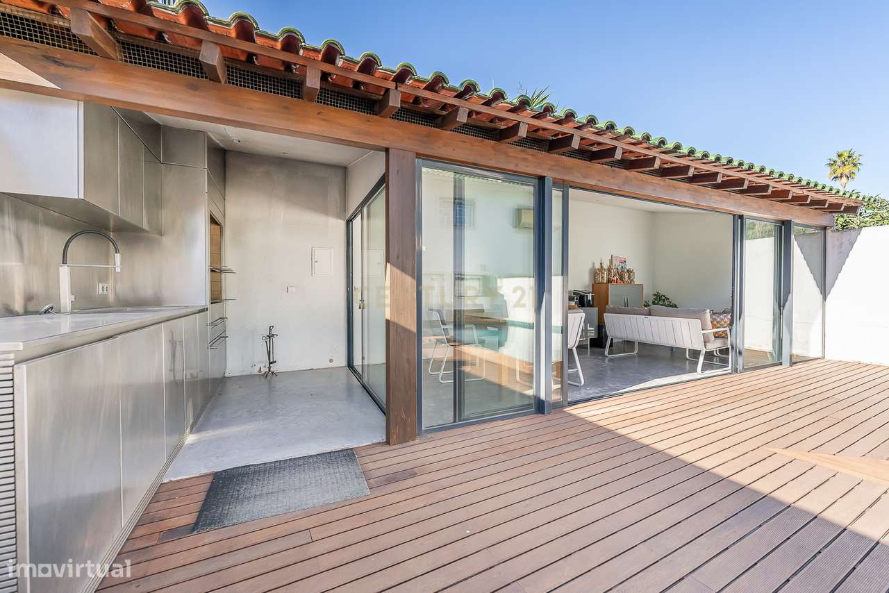 Moradia de Luxo T4 com Piscina e Jardim em Alvalade-11