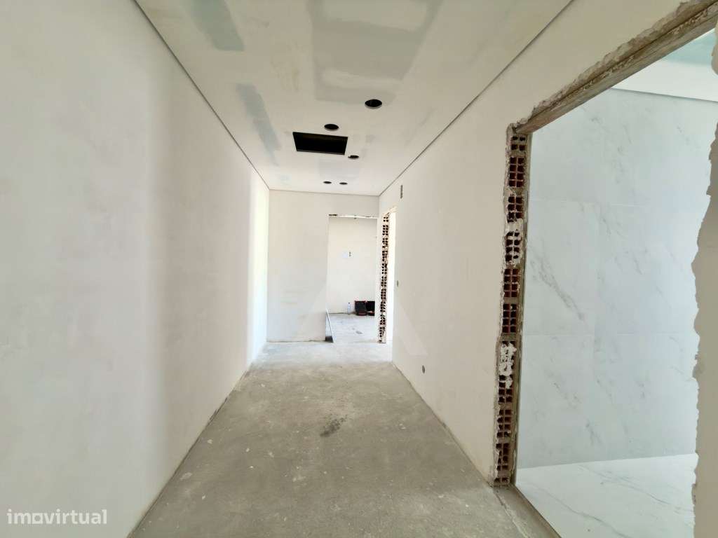 Apartamento T4+1 duplex remodelado com jacuzzi e garagens em Alcabi...-8